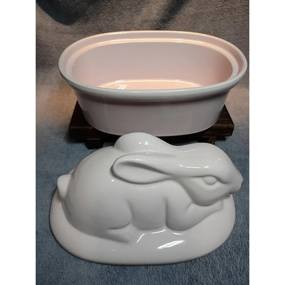 Zrike Brands Easter Bunny Rabbit Lidded Casserole Dish Pink Ceramic NEW